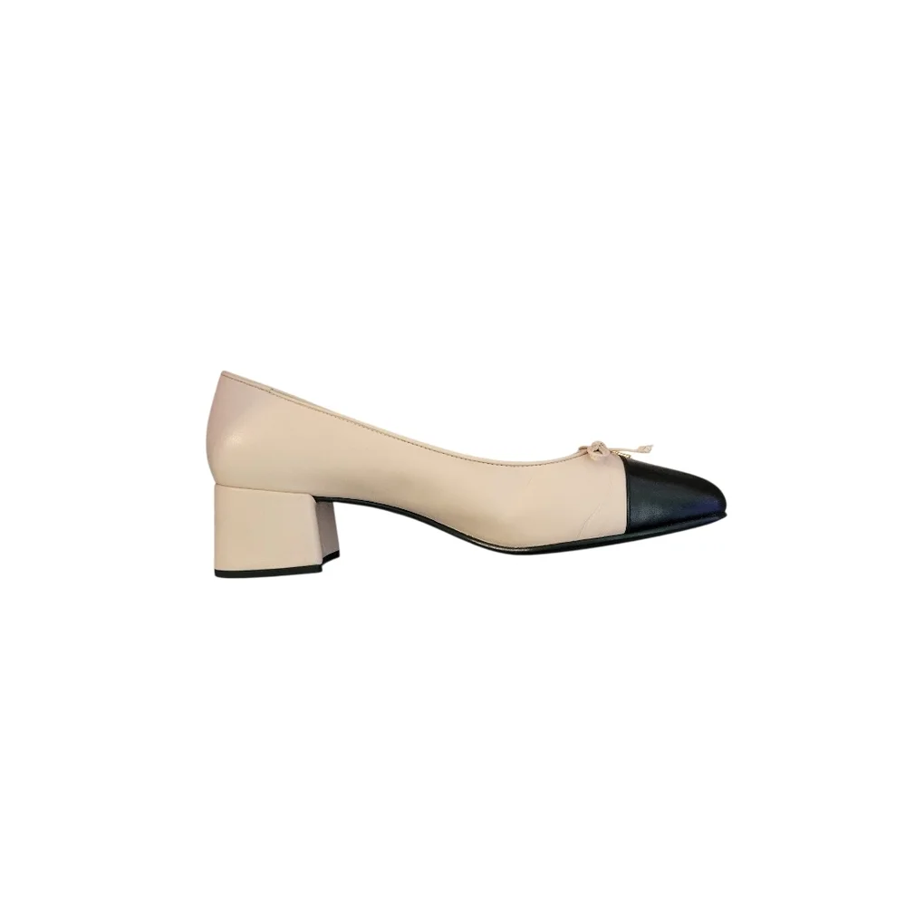 Tory Burch Black and Cream Leather Cap-Toe Pump